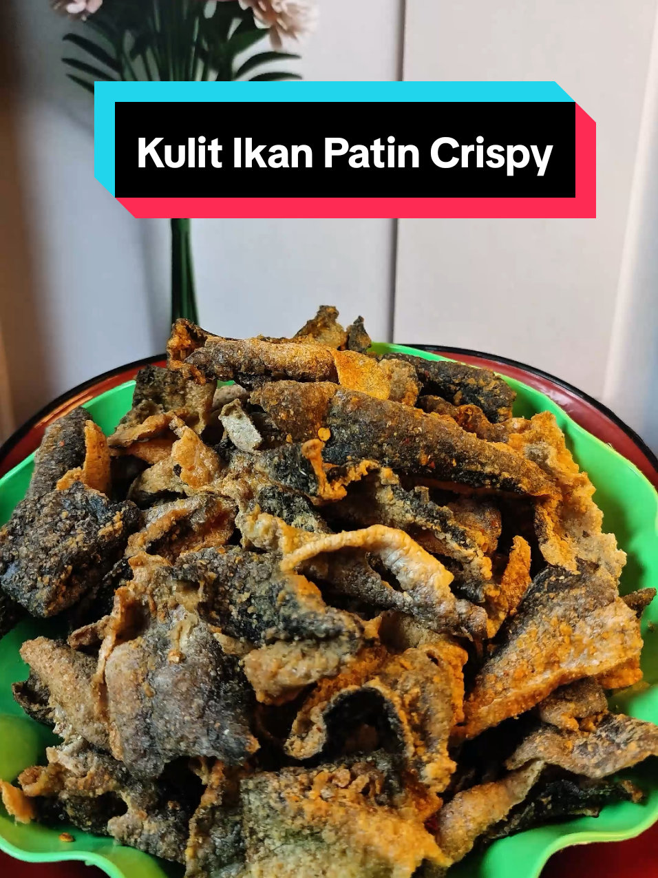 Cemilan sehat tak harus membosankan. Keripik kulit ikan patin ini punya rasa gurih yang lembut dan renyah yang memanjakan lidah.  #keripikkulitikanpatin #kulitikanpatin #kerupukkulitikanpatin #cemilan 