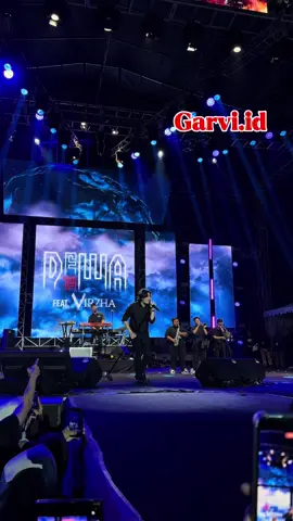 Dome Balikpapan malam ini pecah! Dewa 19 feat Virzha mengguncang panggung Kalimantan Bike Week 2025 garapan HDCI Balikpapan, Sabtu (8/11/2025).  . . . Ada lagu favorit mu dibawakan kah ?  #Dewa19 #Virzha #KalimantanBikeWeek2025 #hdcibalikpapan #BalikpapanFest2025