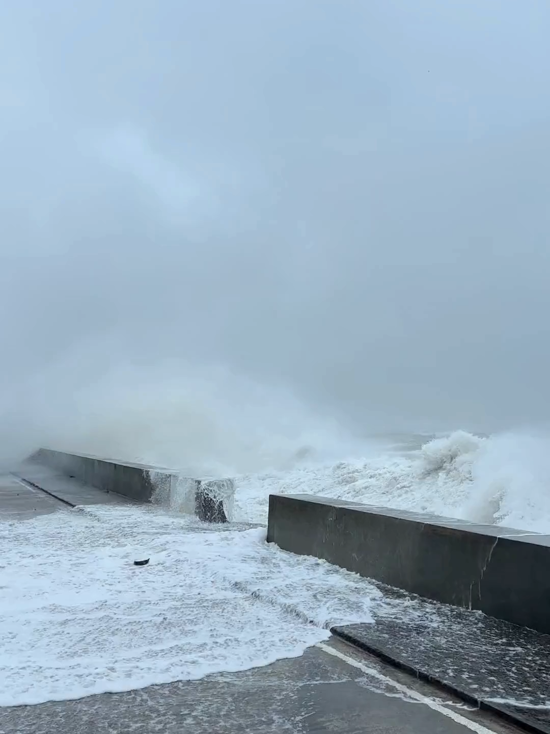 Humahampas ang malalaki at malalakas na alon sa seawall ng Barangay Bagasbas, Daet, Camarines Norte dahil sa Bagyong #UwanPH ngayong umaga, Nov. 9. Nakataas ang Tropical Cyclone Wind Signal No. 5 sa Daet, Camarines Norte, base sa 8 AM bulletin ng PAGASA. | via Darlene Cay/GMA Integrated News #GMAIntegratedNews
