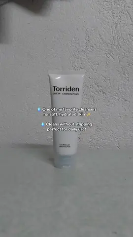 Gentle, hydrating, and perfect for daily use 💦 Torriden Dive-In Cleansing Foam removes dirt and makeup while keeping your skin soft and plump ✨ @torriden_ph #TorridenDiveIn #CleansingFoam #LowMolecularHA #SkincarePH #fyp 