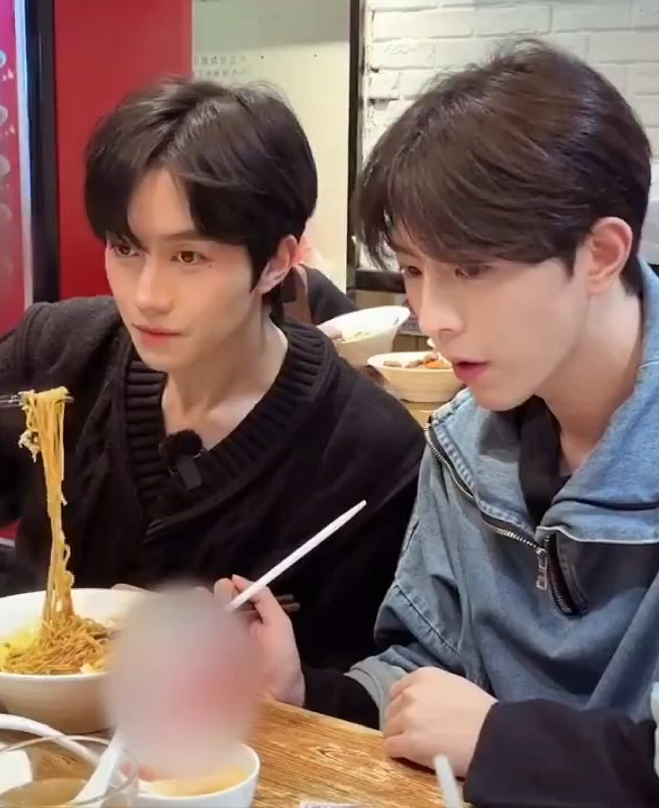 Xin lưu ý là hỏng có bạn thân nào mà ăn như này hết nhó hai bạn trẻ ơi =))) Mà thôi ba cái ăn chung này thường quá rồi ha, đôi ta đến cỡ naof rồi còn gì nữa mà giữ ke 🤭 Nói dị rồi ai XQM hiểu là hiểu hết rồi đó khỏi giải thích he 🫣 #QiuDingJie #huangxing #kipukaqiu #EliotHuang #xingqiu 