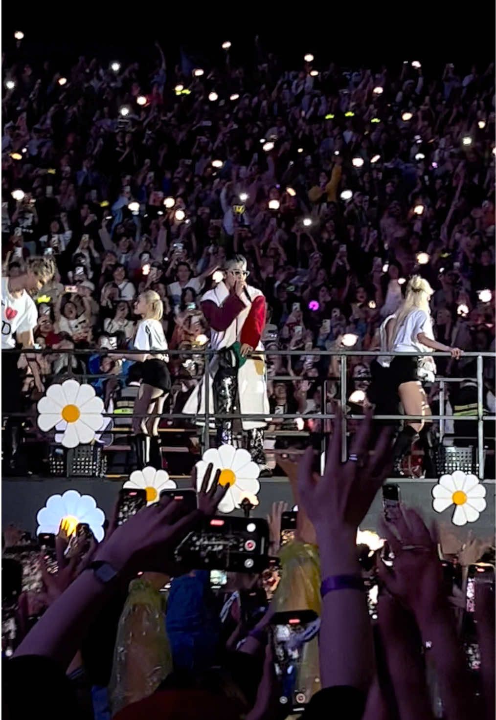 Gần zị máaaa Xe hoa cúcccccc 🌼  #gdragon #ubermenschhanoi 