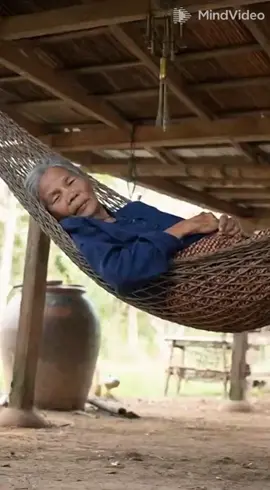 คุณยายนอนเปลอยู่ใต้ถุนบ้าน งูจงอางเลื้อยมาตุณยายทำไรไม่ถูกสวดมนต์ #งู #ยาย #ตลกๆ #ขำๆ #foryou 