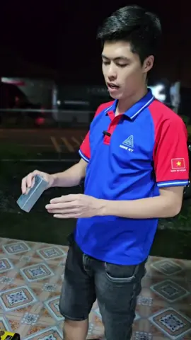 - Bỏ cái tất thách ngta nha