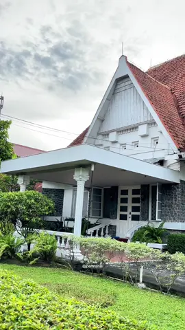 Jika kita melewati sekitaran Kota Baru Yogyakarta, tersembunyi sebuah rumah klasik yang menghadirkan nuansa khas era kolonial dengan gaya arsitektur indis yang memukau.  dibangun sekitar awal abad ke-20, rumah ini menjadi saksi perkembangan kotabaru, suatu kawasan penanda bersejarah bagi pemukiman masyarakat Belanda di Yogyakarta. langit- langit tinggi, dan jendela jendela besar dengan hiasan kayu mencerminkan perpaduan apik eropa dan jawa. dahulu kawasan ini merupakan tempat tinggal bagi para pegawai pemerintahan, anggota militer maupun guru guru dari kalangan eropa atau bangsawan pribumi. meski zaman telah berganti rumah inu tetap berdiri  dengan mempertahankan komponen aslinya dan berfungsi sebagai rumah tinggal hingga hari ini. #rumahtua #rumahkolonial #jogja #jogja24jam #jogjaistimewa 