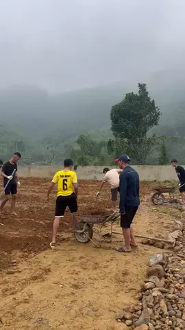Giữa nền đất sỏi đá, những luống rau mới đang hình thành. Công sức các em cuốc đất, bồi đất màu hứa hẹn một góc xanh đầy hy vọng. #CaiNghienGame #renhocsinhhu #renluyenkynangsong #cainghiendienthoai #taixiu 
