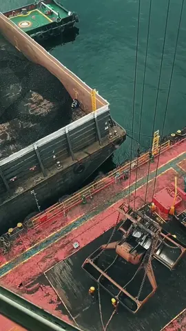 Pohon yg kokoh dan akar yang kuat pun akan tumbang jika badainya melebihi kemampuannya😢 #storypelaut⚓ #kulikapal⛓️🌍🚢 #sad #🥀#floatingcranebatubara 