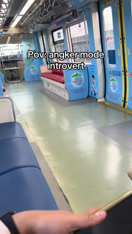 Kalo lagi mode introvert naiknya LRT aja #transportasiumum #lrtjabodebek #commuterline #kaicommuter 