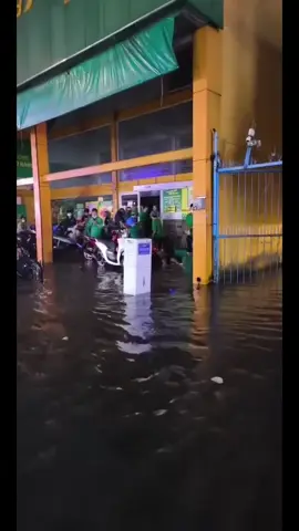 Thành niên ở quận 1 đi ngang đường đề thám bị ⚡️đăng xuất #quận1 #điện #nguyhiem #xh 