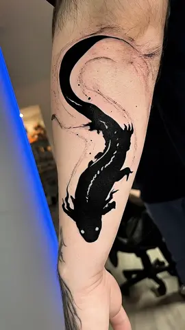 Un pequeño ajolote de tinta 🫟 quieres uno??? Si te gusta mi trabajo contáctame 📱 9️⃣9️⃣9️⃣9️⃣5️⃣6️⃣4️⃣6️⃣8️⃣7️⃣ y no te quedes con las ganas de estrenar ese tattoo que tanto quieres‼️  No olvides compartir, comentar y darle ❤️❤️ para poder llegar a más gente‼️ ‼️‼️GRACIAS‼️‼️ #miguelmarfil #tattoo #tatuaje #tattooart #tattooartist 