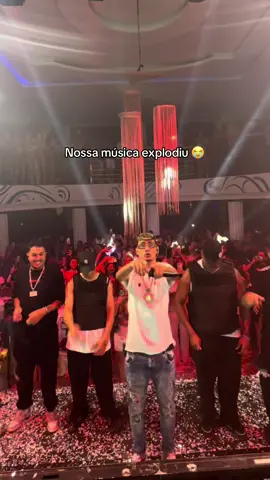 TODO MUNDO DANÇANDO 🥹🥹