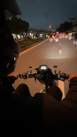 Phố xá đông đúc ở nhà vẫn hơn