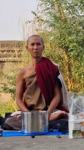 Ánh mắt Thầy đượm buồn, khi phật tử lưu luyến không chịu rời đi. #thayminhtue #joyfamily23 