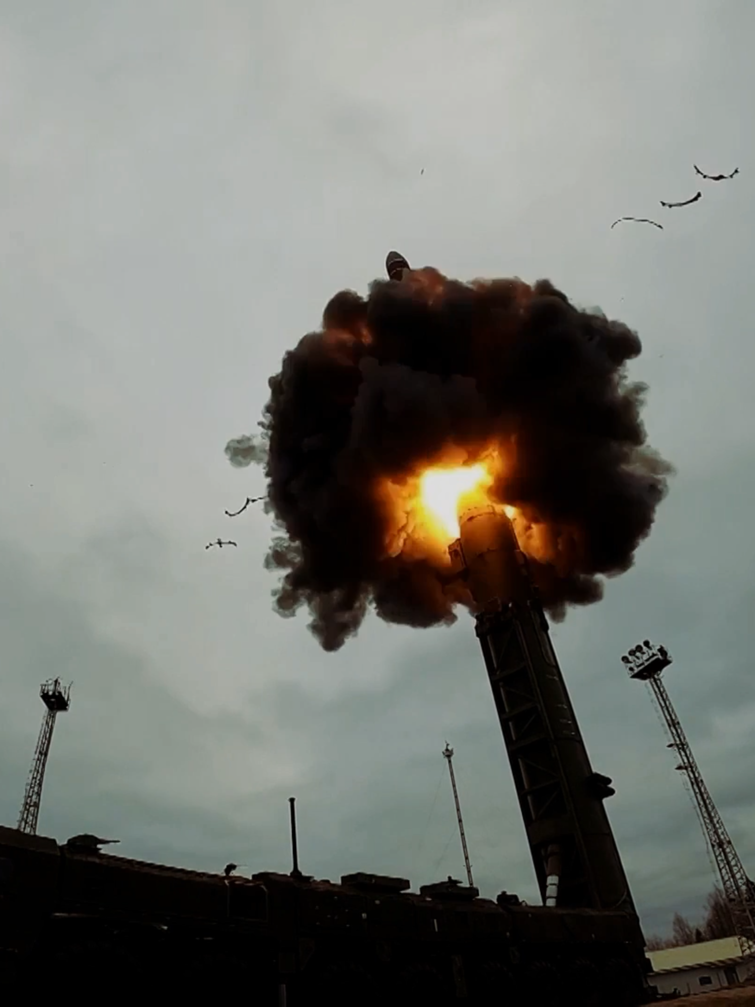 Tên lửa đạn đạo chiến lược liên lục địa mang đầu đạn nguyên tử RS-24 Yars Thanh gươm bảo vệ An ninh Quốc gia Liên bang Nga Với tầm bắn tối đa hơn 10000 km, tốc độ bay của các đầu đạn ở pha cuối gấp hơn 22 lần vận tốc âm thanh cùng khả năng mang đa đầu đạn - Đây là mẫu vũ khí răn đe chính trong kho tên lửa đạn đạo của Quân đội Nga. #quansu #military #tenlua #russia #army #tintuc #ukraine #us #xuhuongtiktok