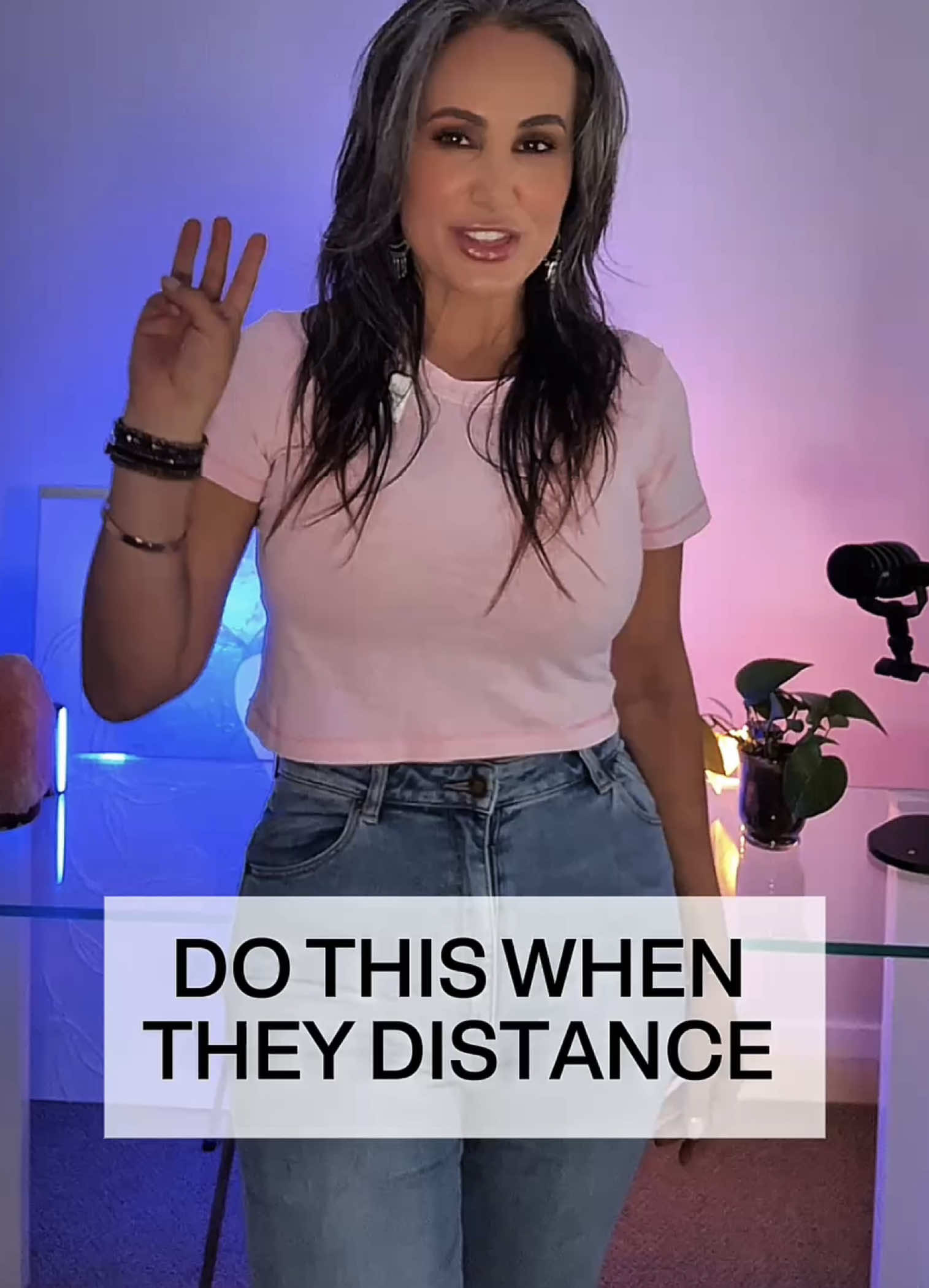 Do this when they pull away ✨ #datingadvice #emotionalintelligence #attraction #relationshiptips #selfesteem 