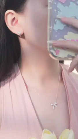 Combo trang sức nơ tiểu thư, đính đá tinh tế tạo sự hài hòa từ chi tiết đến tổng thể. Hoàn hảo để làm quà hoặc tự thưởng cho bản thân 💖 #daychuyenbactlee #lactaybactlee #khuyentaibactlee #trangsuc #tleejewelry 