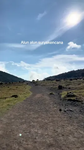 Manjakan diri dengan keindahan alam yang Allah ciptakan #masyaallahtabarakkallah #alunalunsuryakencana #gununggedepangrango 