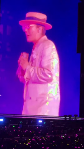 Take meeeeee 😍 #gdragon#ubermenchinhanoi2025#concertgdragon2025 #worldtourgdragon2025 