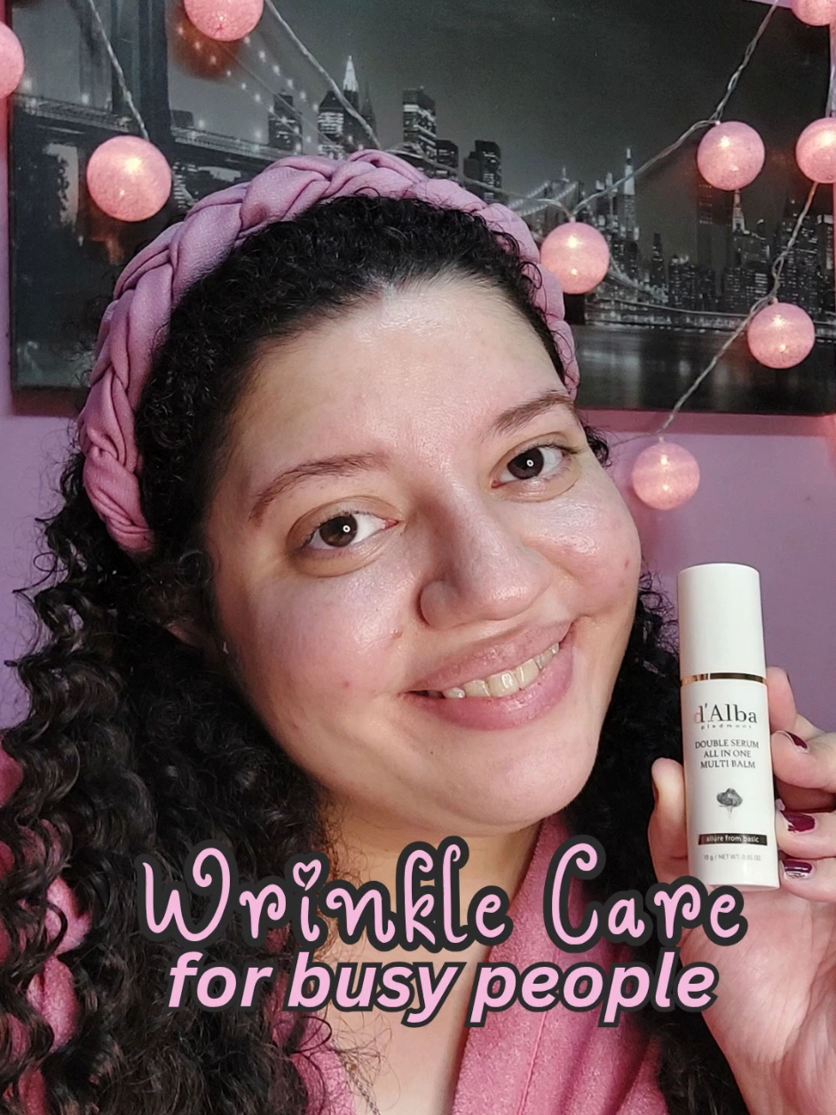 Wrinkle care doesn't have to be hard or take forever! My current obsession for effortless glow is the d’Alba White Truffle Double Serum All-in-One Multi Balm. This is my new on-the-go secret! It's vegan, gentle, and you can use it everywhere: eyes, mouth, neck, even over makeup for a quick hit of hydration and firming. It's packed with White Truffle for that serious anti-aging boost. So simple, you can use it three times a day to keep the wrinkles away! 💖 ________________ ¡Cuidar las arrugas no tiene por qué ser difícil ni tardar una eternidad! Mi obsesión actual para un brillo sin esfuerzo es el d’Alba White Truffle Double Serum All-in-One Multi Balm. ¡Este es mi nuevo secreto para usar en cualquier parte! Es vegano, suave y lo puedes usar donde sea: ojos, boca, cuello, ¡incluso encima del maquillaje para un shot rápido de hidratación y firmeza! Está lleno de Trufa Blanca para ese impulso anti-envejecimiento serio. ¡Es tan simple que puedes usarlo tres veces al día para mantener las arrugas a raya! 💖 @DALBA #dalba #Multibalm #WrinkleCare #EffortlessGlow #TruffleGlow 