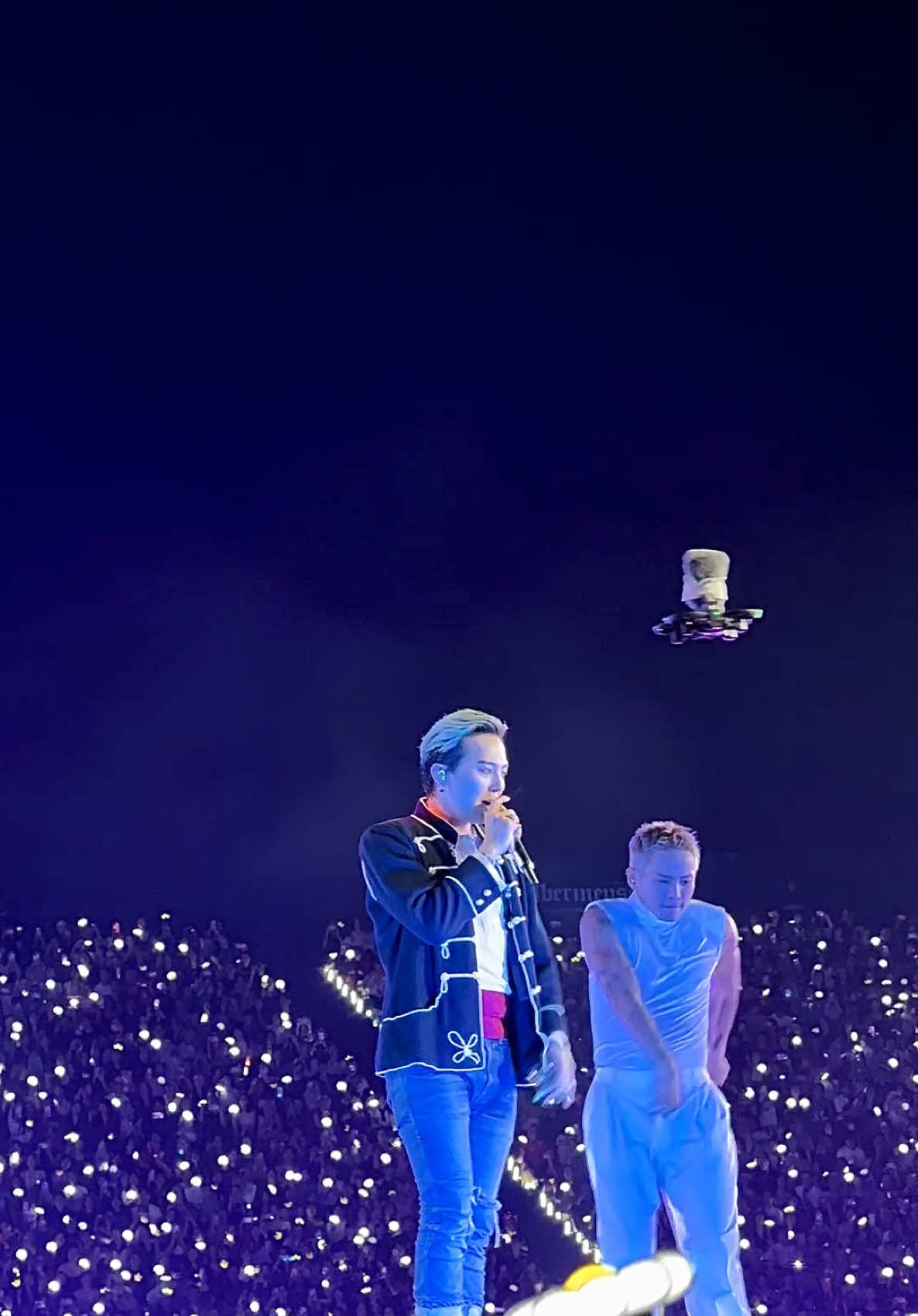 Bà nào nhặt được kính của a Long chắc tối mất ngủ 🤭🫶 #gdragon #whoyou #GD #gdworldtourübermensch #gdragonvevietnam 