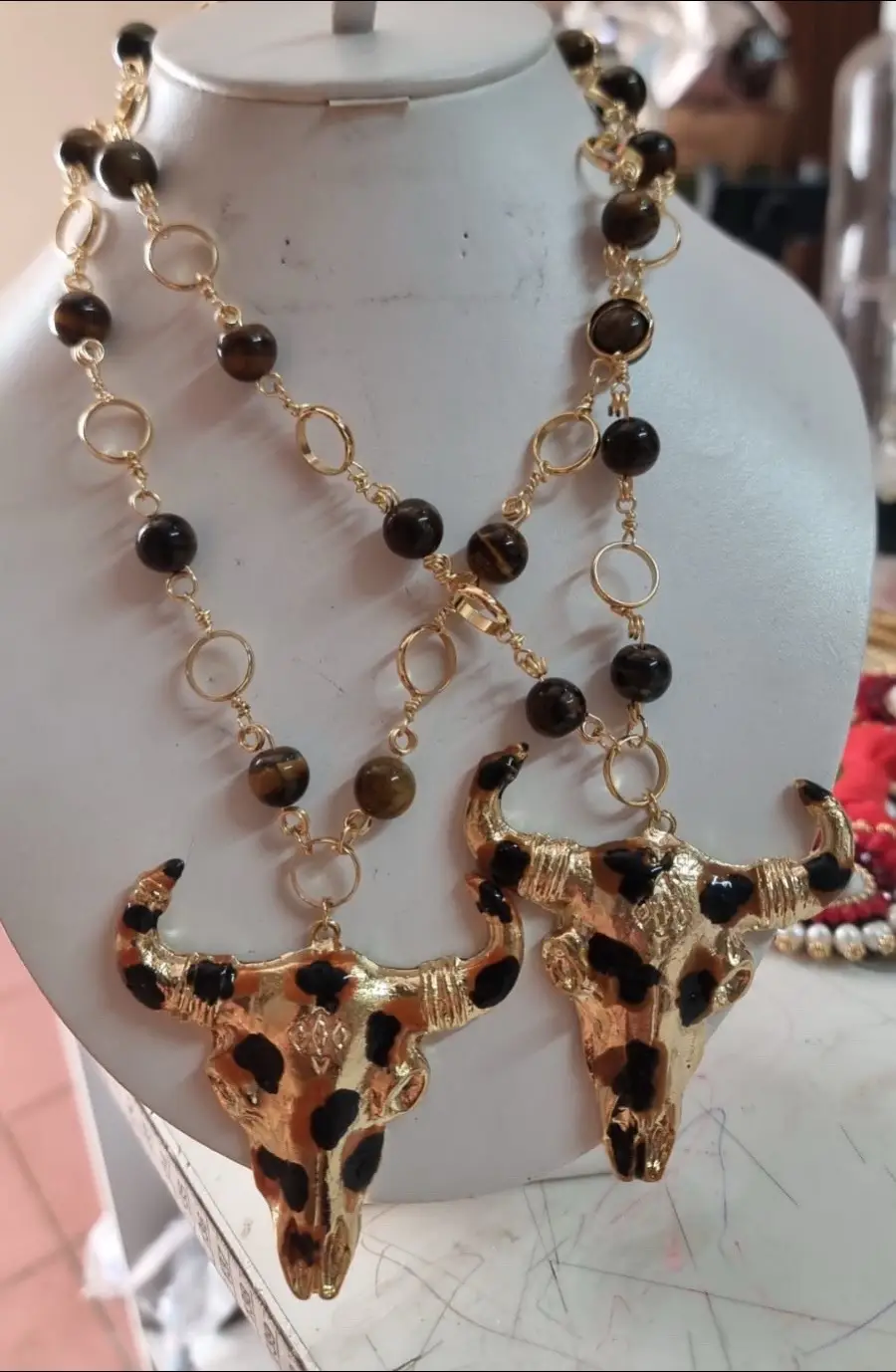 Está divino, collar Bully animal print con ojo de tigre cuarzo natural y chapa de oro importada ✨ #fyp #paratiiiiiiiiiiiiiiiiiiiiiiiiiiiiiii #jewelry #jewelrybusiness #USA #joyeria #fyp #paratii #joyeria #collar #vaquero 