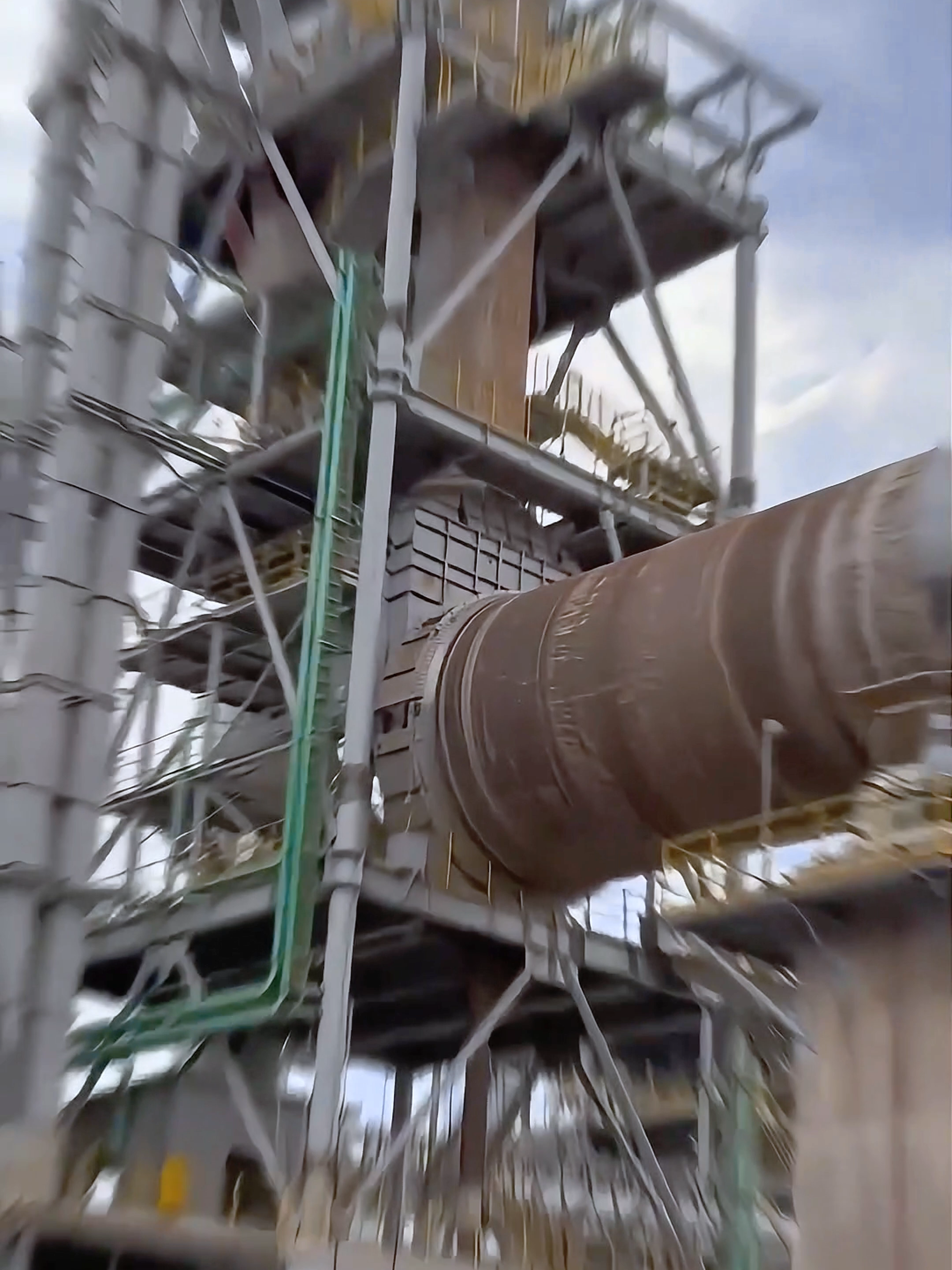 What is a Rotary Kiln? The Engine of Industrial Transformation. Ever wondered how raw materials are transformed into the products we use every day? Meet the rotary kiln – a high-temperature processing workhorse. These massive, rotating cylinders are crucial in industries like cement production, metallurgy, and waste management. Inside, temperatures can reach over 2,000°C, facilitating key processes like calcination, thermal desorption, and sintering. From turning limestone into cement clinker to safely treating hazardous waste, rotary kilns are fundamental to modern industry. They are a perfect example of engineering enabling progress and a circular economy. Whatsapp:+8615225807353/+6285283833172 www.maxrocktech.com #RotaryKiln #IndustrialEngineering #Cement #Metallurgy #WasteToEnergy #Manufacturing #EngineeringExcellence #ThermalProcessing