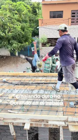 #parati  disfrutando de su chamba estos camaradas