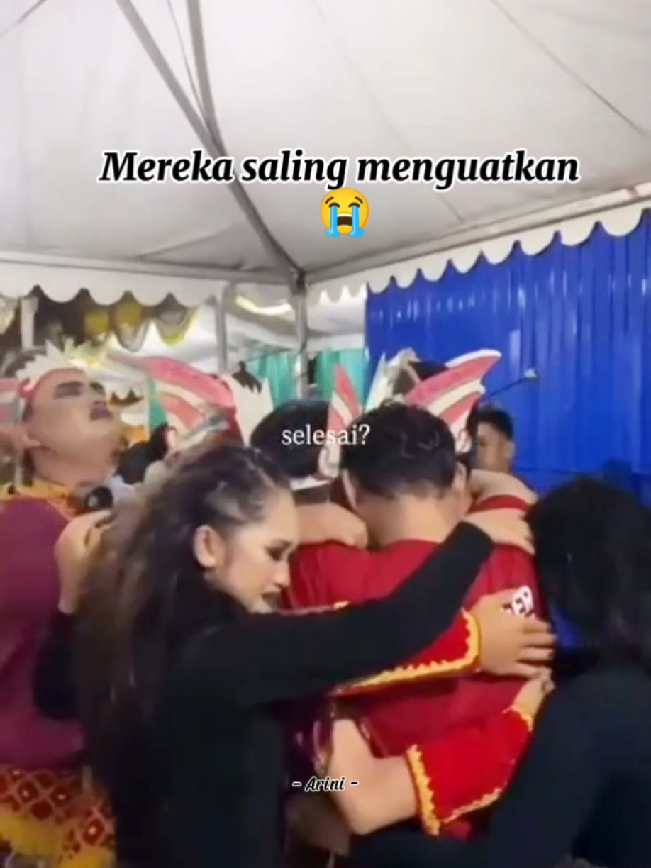Semoga ada Hikmah dibalik Etnic Tahun ini 😭  Berubuyan jua banyu mata meliat kaini eh😭 Apalagi meliat perjuangannya, Puga umpat , jd dayang2 haja pang han apalagi bubuhan nang berbusana ganal merasa banar kyp perjuangannya 😭 Tiap hari tulak latihan , tiap hari be ijin di sekolah meambili bulik bedahulu handak latihan, bulik latihan mandi lgsg teguring inya ,  Se effort itupang dah , tiap hari di ingatkan minum vitamin net ai ingati sudahkah .  Semoga ada Hikmah yang Luar biasa dibalik semua ini ya ALLah 😭🤲  #etnic #tef #2025 #november #08november2025 