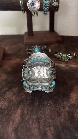꧁Tag someone who NEEDS this stunning saddle cuff!꧂ #statementpiece #sterlingsilver #nativeamericanmade #genuineturquiose #az 