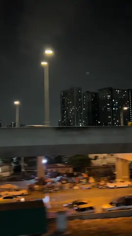 ทิวทัศน์กลางคืนบนขบวนรถด่วนนครที่บางซ่อน 🚂🇹🇭 #รถไฟไทย #กรุงเทพมหานคร #รถไฟสายใต้ #ฟีดดดシ #บางซ่อน 