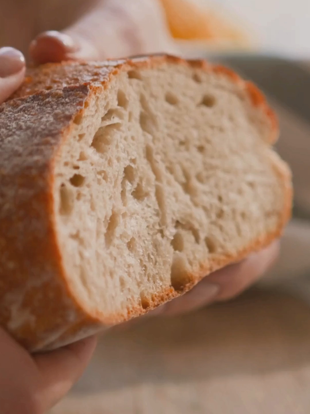 Pan recién salido del horno 🔥 textura perfecta, aroma único y sabor artesanal.   ¿Te tentaste? Pedilo por WhatsApp 🍞 112578-4281  #panartesanal #foodlover #hechoamano #panaderiagourmet