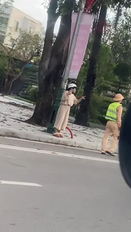 Một người muốn buông bỏ , một người muốn níu dữ . Đúng bài hát đang nghe luôn hợp thời điểm😂#vinh#hottrend #congthanhvinhnghean #conganvietnam 