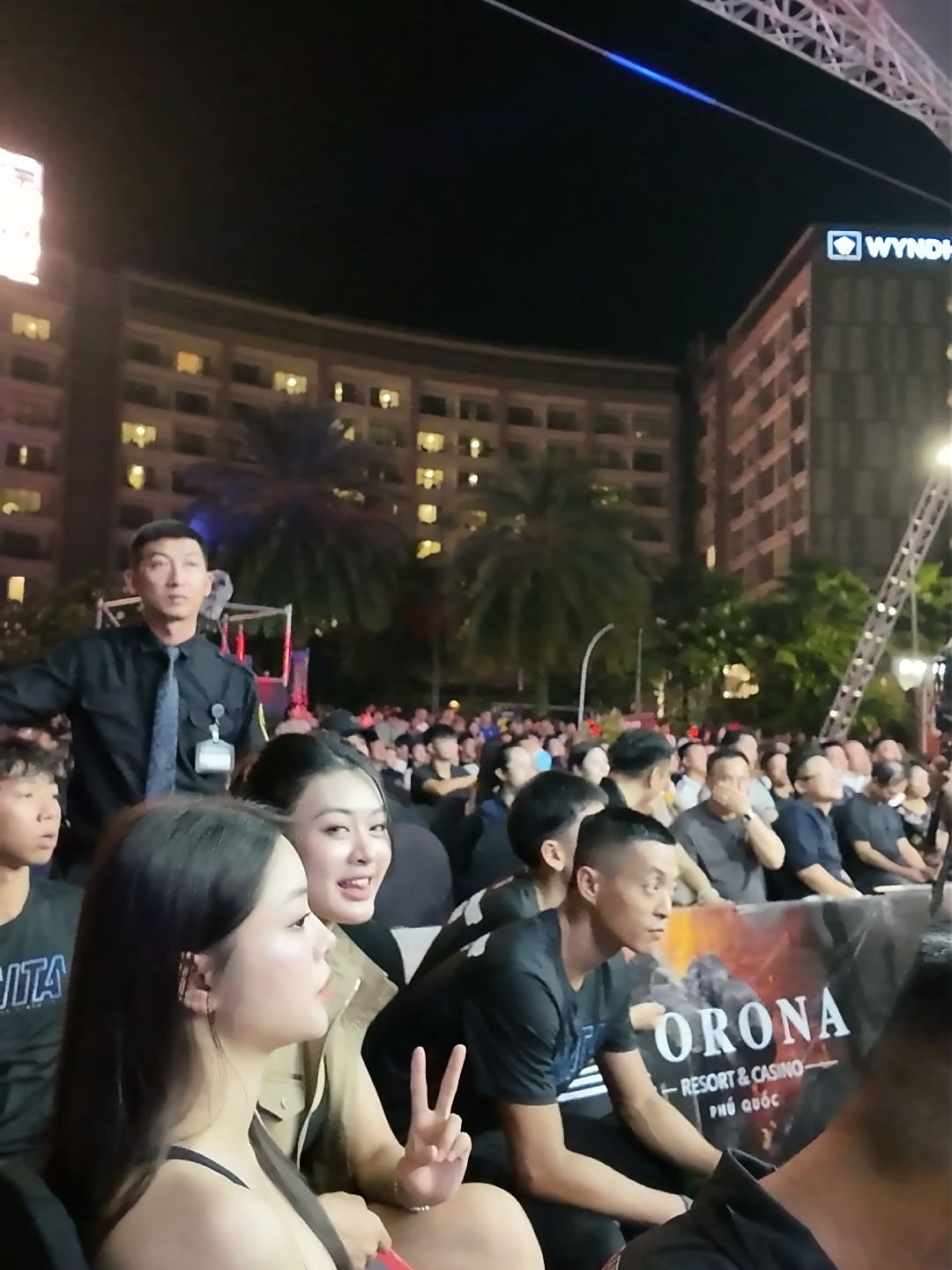 Cận cảnh hai Ring Girls 