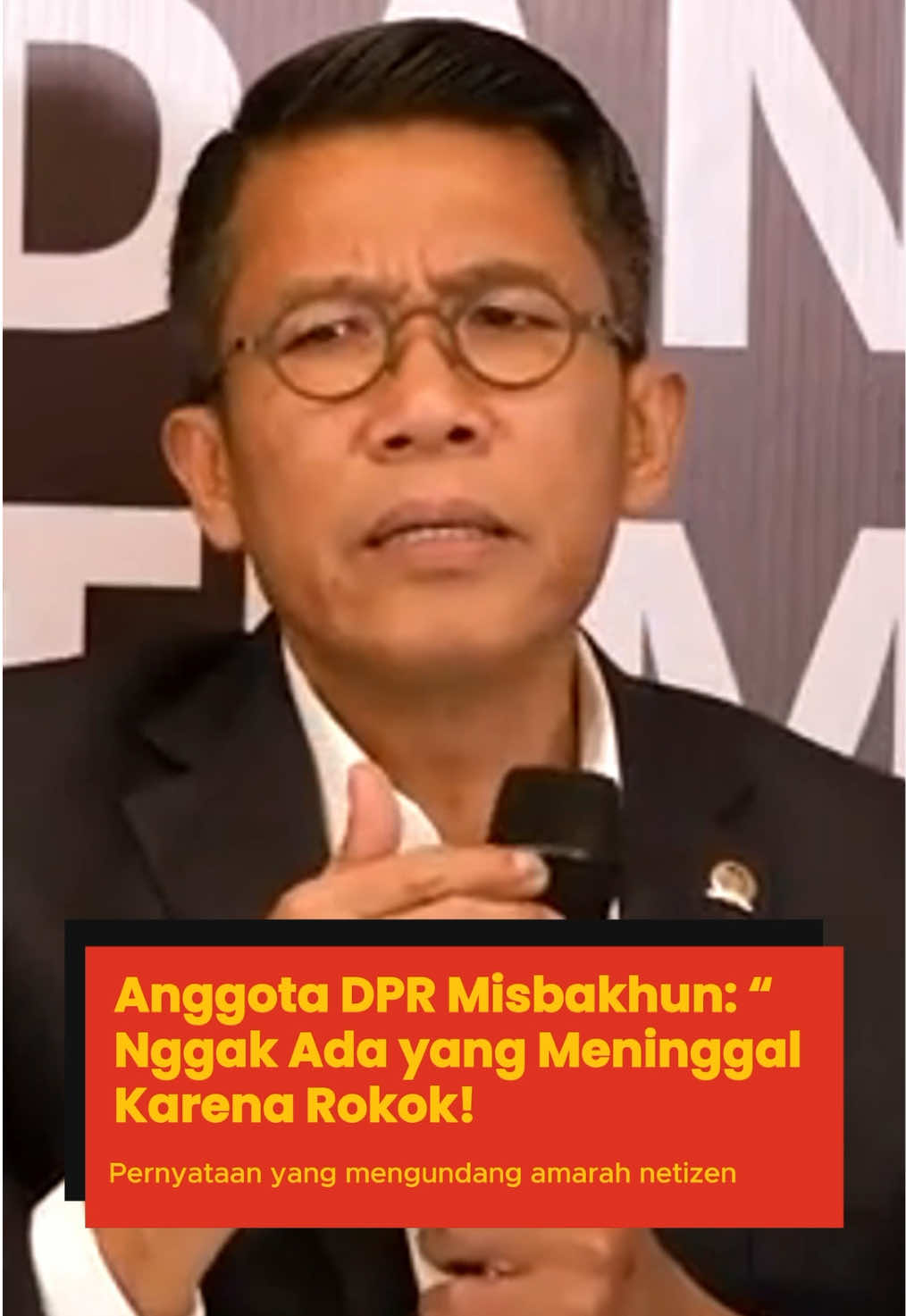 Nambah lagi amarah dari netizen, kali ini karena pernyataan dari Mukhamad Misbakhun, anggota DPR yang menegur keras Kementerian Kesehatan soal isu rokok. Dalam sebuah acara Kadin, Misbakhun bilang dengan lantang, “Nggak ada orang meninggal karena merokok!” Katanya, sampai sekarang belum ada dokter yang bisa membuktikan hal itu secara langsung. Menurut Misbakhun, pemerintah harusnya lebih “adil” dalam bikin aturan buat industri rokok. Ia menilai kalau kebijakan yang terlalu keras justru bisa berdampak ke pekerja dan ekonomi, karena industri rokok menyerap banyak tenaga kerja. Jadi, menurutnya, Kemenkes jangan asal menyudutkan tanpa melihat sisi lain dari masalah ini. 😮 Tapi ya, di sisi lain, banyak pihak yang bilang kalau pernyataan itu berbahaya. Soalnya, sudah banyak penelitian yang jelas-jelas nunjukin kalau merokok bisa sebabkan penyakit jantung, paru, sampai kanker. Kalian di pihak Misbakhun atau di pihak orang pengen sehat, GenkZ? Cr: NTV News #GenZenNews #GenZen #GenerationZen #beritanasional #beritapemerintahan 