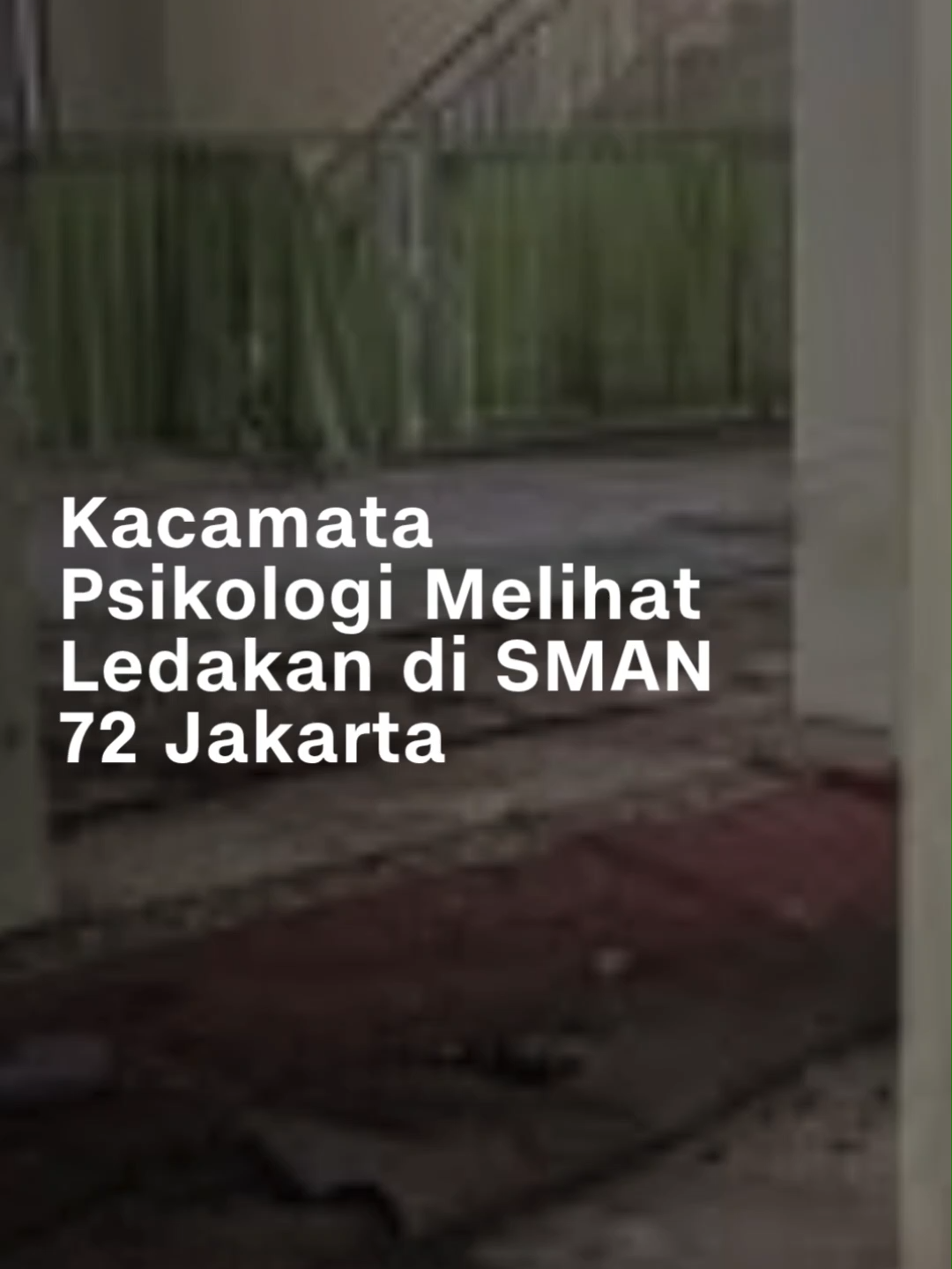 Psikolog Karolin Rista dari Universitas 17 Agustus 1945 Surabaya menilai bahwa kombinasi antara perundungan, kurangnya dukungan sosial, dan paparan tontonan kekerasan tanpa edukasi dewasa sangat mungkin menjadi pemicu tindakan kekerasan tersebut, terutama pada individu yang sedang mencari jati diri.  Karolin menekankan pentingnya pemulihan psikologis tuntas bagi korban, diikuti dengan langkah mitigasi berupa rekonstruksi kognitif pada seluruh siswa dan pembangunan iklim sekolah yang kondusif termasuk peraturan sederhana untuk menyapa teman dan penataan fisik sekolah untuk pengawasan yang lebih baik serta peran krusial orang tua dalam memastikan keselarasan nilai antara rumah dan sekolah. #cnnindonesia #cnnindonesiacom #SMA72 #LedakanBom