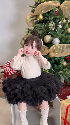 Nó xinhhh mà nó yêuuu ấy 😘chân váy mà bất kì bé gái nào cũng nên có trong tủ đồ❤️phối đồ xinh lắm ạ #Gấucon2tuổi #xuhuong #xuhuong #embedangyeu #embe #đầmcôngchúa #váycongchua #mẫunhí #embecuame❤️ #nuoicondungcach 