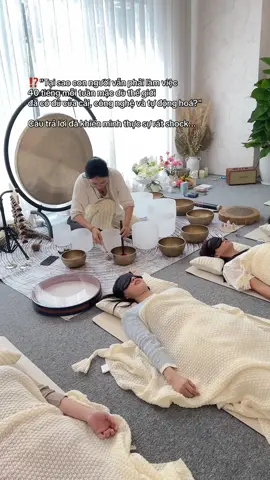 Ngày làm việc 8 tiếng chẳng liên quan gì đến năng suất cả. Nghiên cứu cho thấy con người chỉ làm việc thật sự hiệu quả 3-4 tiếng mỗi ngày , nhưng xã hội bắt bạn làm việc đủ 8 tiếng chỉ vừa đủ để khiến bạn kiệt sức, để bạn không còn thắc mắc gì nữa, không còn muốn tự mình xây dựng thêm cái gì nữa, chỉ còn đủ sức nghỉ ngơi rồi lại tiếp tục vòng lặp đó.  Khi bạn mệt mỏi và quá tải , bạn tiêu xài linh tinh , bạn không còn thời gian để nghĩ về những điều dài hạn, hay tạo ra của cải giá trị. Bạn chỉ loanh quanh với mớ tiện ích, giải trí lãng xẹt, hóng những lễ hội âm nhạc , rượu bia hay bất cứ thứ gì quên đi thực tại,  khiến bạn không còn muốn nghĩ về vấn đề của mình. Nhưng dã man hơn là xã hội cho bạn ăn tiêu trên nợ. Đến khi bạn ngoài 30 tuổi, bạn đã bán đi chục năm lao động, vấn đề là bạn vẫn chưa thực sự được sống. Và người ta nói đó là bình thường, nhưng thực ra nó là cái bẫy. Và chính khi ta nhận ra mình đang mắc kẹt trong vòng xoáy ấy — đó là khoảnh khắc đầu tiên của tự do. Không phải bằng cách chạy trốn, mà bằng cách dừng lại – lắng nghe – và trở về với thấu hiểu chính mình. Comment 