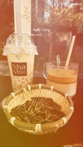 ☕ Buổi sáng, nhấp ngụm cà phê mà lòng chợt lặng… Mọi thứ vẫn thế, chỉ có cảm xúc là khác đi. Có những nỗi buồn không cần lớn tiếng, chỉ lặng lẽ ngồi bên tách cà phê, cũng đủ thấy mình đã khác xưa… 🌿