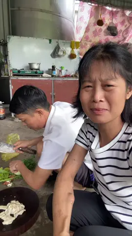 Chồng thì nấu ăn vợ cứ bất hợp tác😊#xuhuongtiktok 