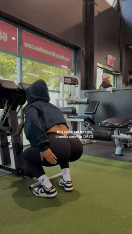 bend in knee is major🔑 outfit @gymshark code SAYEH #GymTok #fyp #glutesworkout #GymLife #glutes 