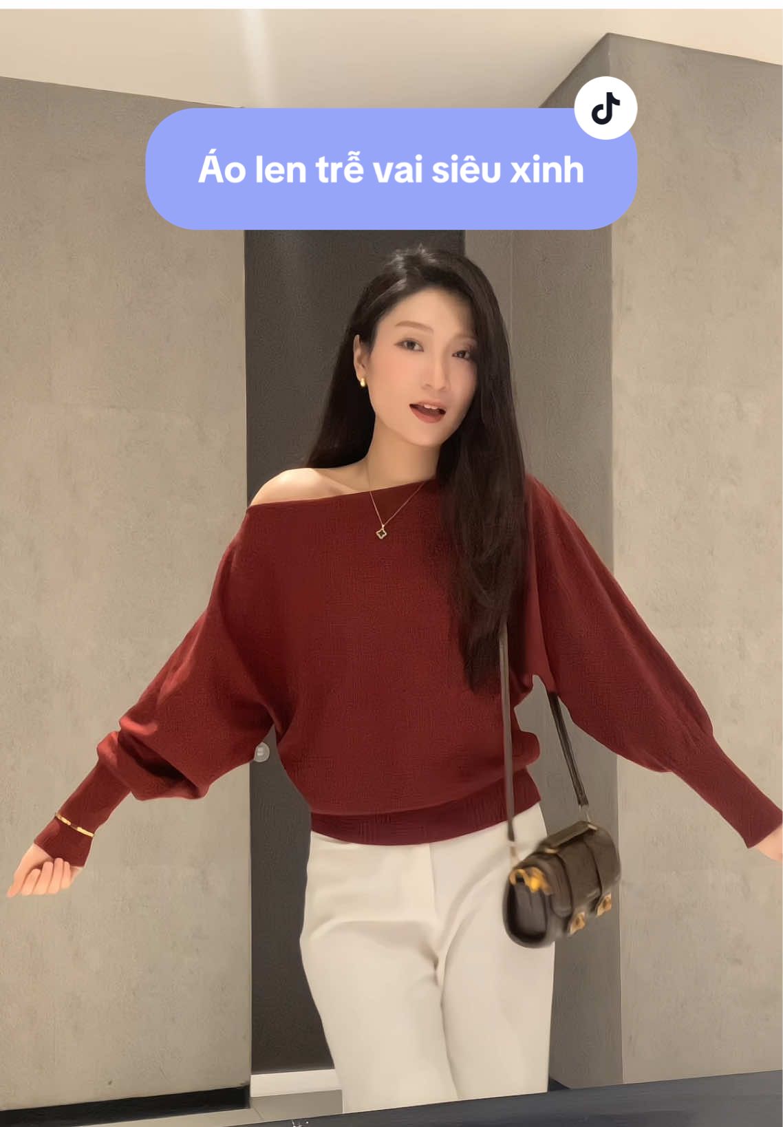 Chất len dệt kim mềm mịn, phù hợp mọi dáng, xinh sang cho mấy bà. Giáng sinh này thử nha. #myoutfit #phoidoxinh #aolen #christmasoutfit 