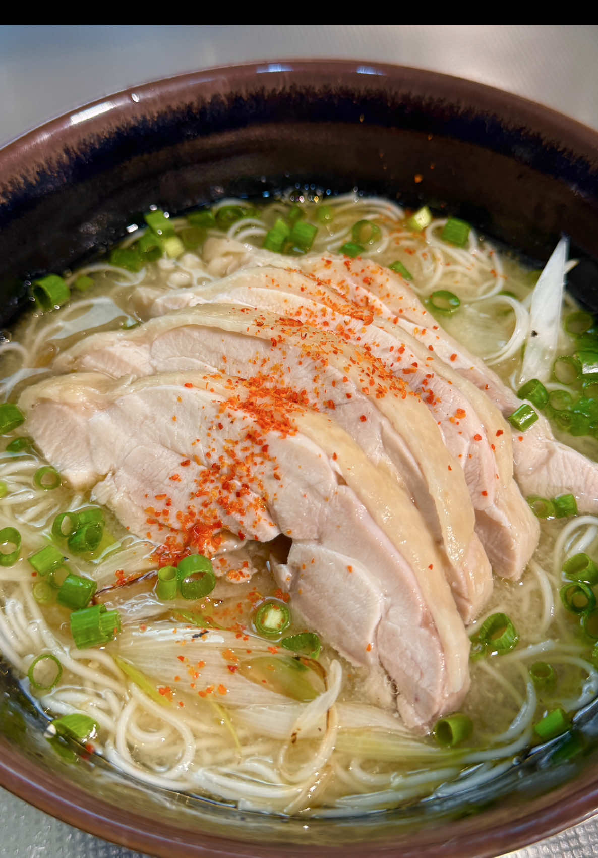 【柚子味噌鶏そうめん】 寒い時期にぴったりな柚子味噌スープを作れました！ ごま油とかネギとか無しで、シンプルに味噌と柚子味噌入れるだけでもとてもおいしかったです！！！！！！！ 野菜を入れてスープにするだけでも絶品です！ [Chicken Somen with Yuzu Miso] I made a yuzu miso soup that's perfect for the cold season! It was delicious just with miso and yuzu miso, without the sesame oil or green onions! !!!!!! It's also delicious just by adding vegetables to make a soup! 【レシピ】 鶏もも肉　1枚(大体300g以上) 昆布 10g 水 600ml 料理酒　100ml 薄口醤油　大さじ２ 合わせみそ(米と麦) 大さじ２ 青柚子胡椒　小さじ1/2 ごま油　大さじ1 [Recipe] 1 chicken thigh (approximately 300g or more) 10g kelp 600ml water 100ml cooking sake 2 tablespoons light soy sauce 2 tablespoons mixed miso (rice and barley) 1/2 teaspoon green yuzu pepper 1 tablespoon sesame oil #料理 #cooking #food #みたもっちゃんねる