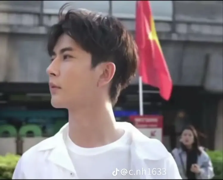 Cuộc đời con người thấm thoát vậy mà đã 37 năm trôi qua. Chào đời bằng tiếng khóc - ra đi cũng bằng tiếng khóc. Mà tiếng khóc này đau thấu tận tâm can, đau thấu trời xanh. Để rồi những con người còn ở lại đây vấn vương mãi hình bóng và cái tên này.  #JusticeForYumenglong #Alanyu #YuMengLong #于朦胧 #🍋 