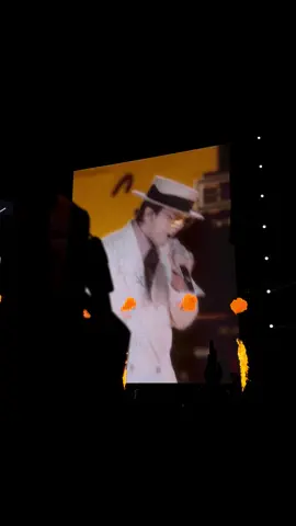 Huhuuu Heart Breaker vang lên là cả bầu trời ký ức, xưa lớp 11 nghỉ trưa là mở hát theo #gdragon #Worldtour2025 #Ubermensch #Hanoi 