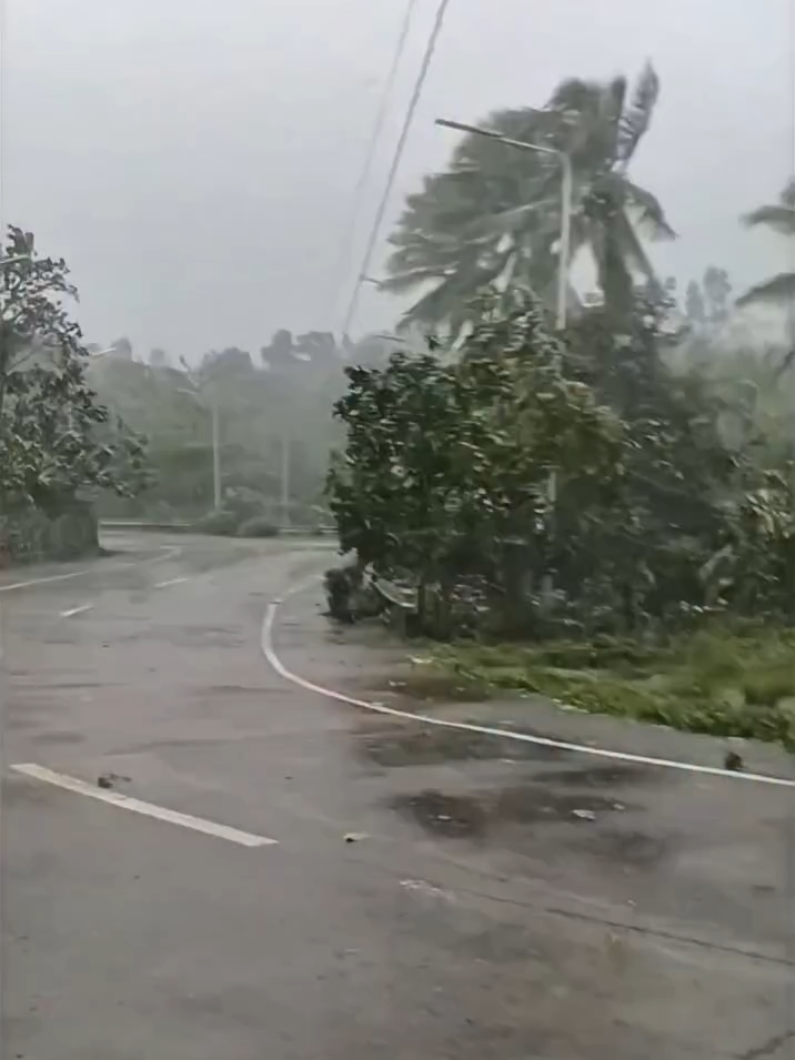 Grabe na ang kusog kang duros. Iringat po ang gabos. #UwanPH #uwan #BagyongUwan #TyphoonUwan #typhoon #PH