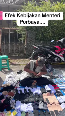 Geliat Ekonomi Daerah Menguat, Efek Kebijakan Menteri Purbaya Mulai Terasa KlIKNUSAE.com – Sinyal pemulihan ekonomi di berbagai daerah mulai terlihat jelas dalam beberapa pekan terakhir.  Kebijakan Menteri Perekonomian Purbaya yang mendorong pergerakan sektor riil disebut mulai membuahkan hasil, terutama di kantong-kantong aktivitas warga seperti area car free day (CFD). Hampir setiap akhir pekan, titik-titik CFD di sejumlah kota dan kabupaten tampak kembali ramai.  UMKM menjadi salah satu sektor yang paling menikmati kenaikan aktivitas ini.  Stan makanan, produk kerajinan, hingga arena bermain anak kembali dipadati warga yang ingin menghabiskan waktu bersama keluarga. Di CFD Cipanas, Kabupaten Cianjur, suasana itu begitu terasa pada Minggu, 9 November 2025.  Arus pengunjung terlihat stabil sejak pagi. Para pedagang mengaku penjualan mereka meningkat dalam beberapa minggu terakhir. “Setiap minggu saya bersama istri dan anak-anak kesini. Banyak pilihan untuk belanja ya,” kata Tina, warga Cipanas, yang ditemui saat menikmati jajanan lokal di area CFD. Menurut pelaku UMKM, lonjakan aktivitas ini bukan hanya soal hiburan, tetapi juga menunjukkan meningkatnya kepercayaan masyarakat untuk kembali membelanjakan uang mereka.  Kehadiran warga di ruang publik dianggap sebagai indikator penting bahwa perputaran ekonomi di tingkat rumah tangga mulai kembali normal. Pemerintah pusat sebelumnya menargetkan penguatan sektor riil sebagai fondasi pemulihan ekonomi 2025.  Program stimulasi UMKM, revitalisasi ruang publik, dan perluasan pasar lokal menjadi bagian dari strategi yang diusung Menteri Purbaya. Seiring meningkatnya antusiasme masyarakat pada kegiatan akhir pekan seperti CFD, pelaku usaha berharap momentum ini terus berlanjut hingga akhir tahun untuk memastikan pemulihan ekonomi daerah benar-benar mengakar. *** #menteripurbaya  #purbaya  #cipanascianjur  #jawabarat  #cfd 