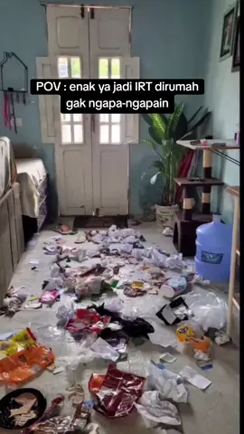 Enak kan jadi IRT 😁🤭 sapu, cucian kotor, meja kotor, dapur kotor semua bisa bebersih sendiri 👊😂🤣 baju bisa berjemur sendiri, bisa melipat sendiri dan masuk lemari sendiri. pokoknya semua hal dirumah yg semula berantakan tuh bisa rapi dan bersih sendiri. 🤧🥵 makanya enak jadi IRT dirumah saja santai nge drakor teruss 😆😀  cc 🎥 @1valdenicee  #iburumahtangga #fulltimemom #fyp 
