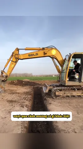 Cách vượt qua rãnh mương cho người mới 😌#phutungmayxuc #phutungmayxuc #máyxúc #mayxuc 