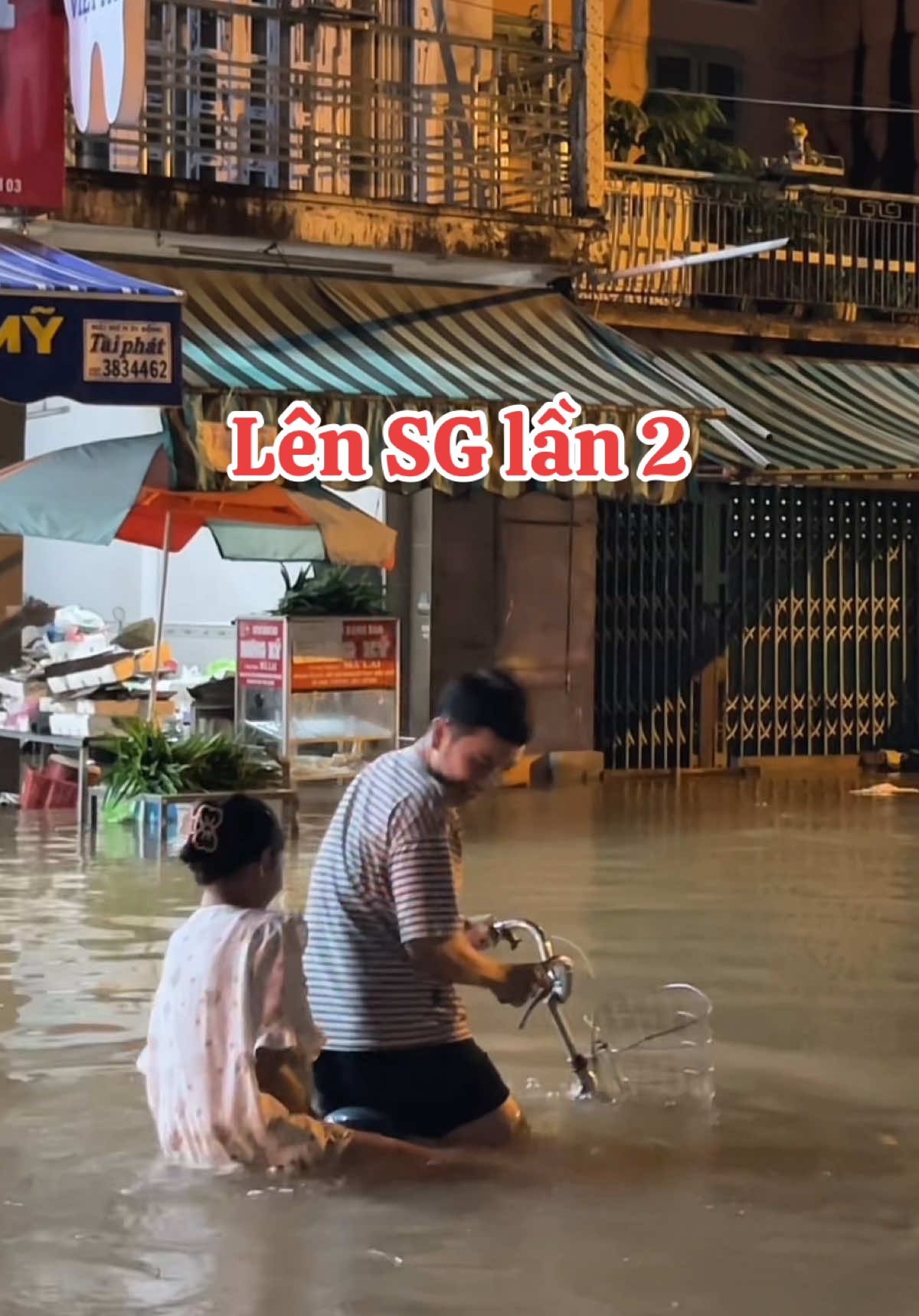 Nước ngập kiểu này chắc em lên SG quá 🥲  #QuangHien #dvquanghien #funny #fyp #haihuocvuinhon 