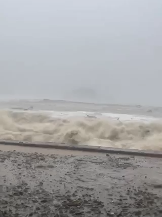 PANOORIN: PAGHAMPAS NG NAGLALAKIHANG ALON SA DALAMPASIGAN NG BARAS, CATANDUANES   Bumungad ang malakas na alon sa dalampasigan ng Agban, Baras, Cantanduanes, kaninang 6:26 AM, Nov. 9, dahil sa Super Typhoon Uwan. Nakataas ang Tropical Cyclone Wind Signal No. 5 sa lugar.    📷: Marissa Tapia Aguilar, Arzy Aguilar